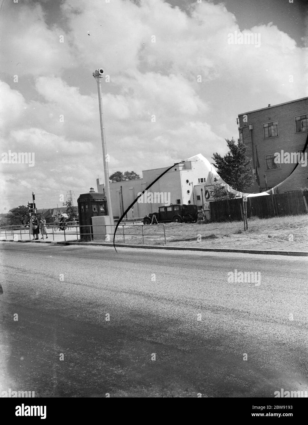 Sirenas de ataque aéreo erigidas en la carretera principal en Blackfen, Londres. Son operados desde la caja de policía al lado de ella. 1939 Foto de stock