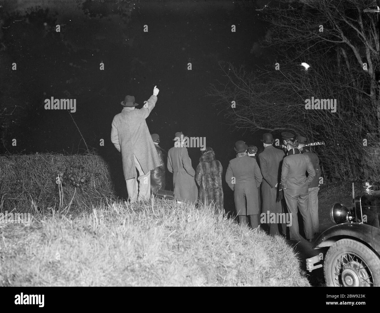 Los cazadores de fantasmas van en busca del fantasma de Meopham . 10 de marzo de 1936 Foto de stock