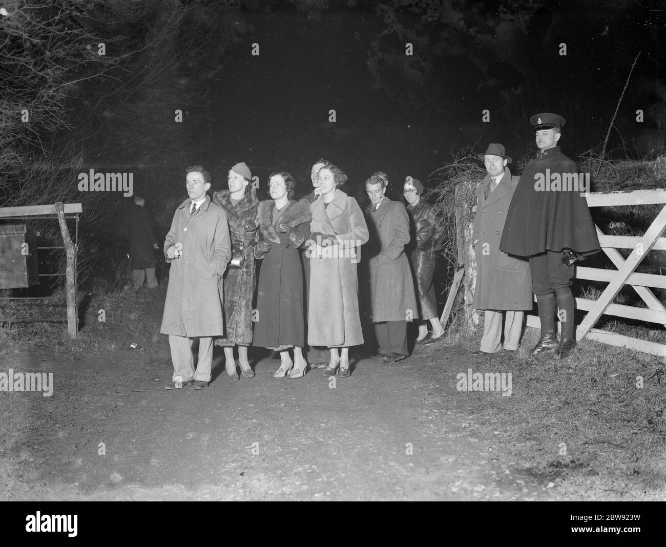 Los cazadores de fantasmas van en busca del fantasma de Meopham . 10 de marzo de 1936 Foto de stock