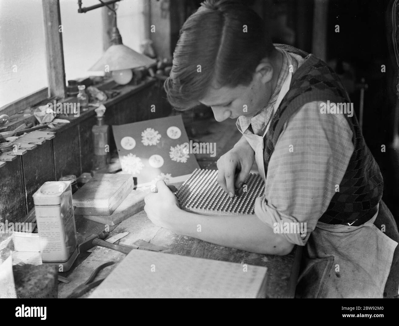 Fabricación de bloques en Wilmington, Kent . El maestro Alan F G Campbell acabando un diseño. 27 de abril de 1939 Foto de stock
