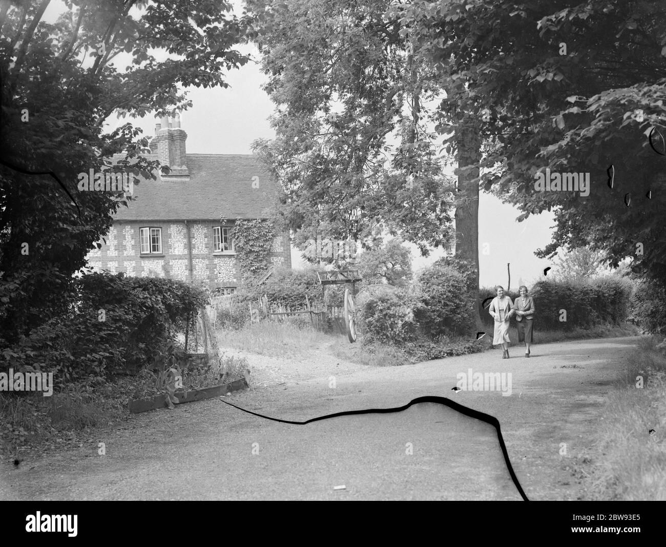 Dando un paseo por la calle Farthing en Farnborough, Kent . Esta zona es parte del cinturón verde. 1939 Foto de stock
