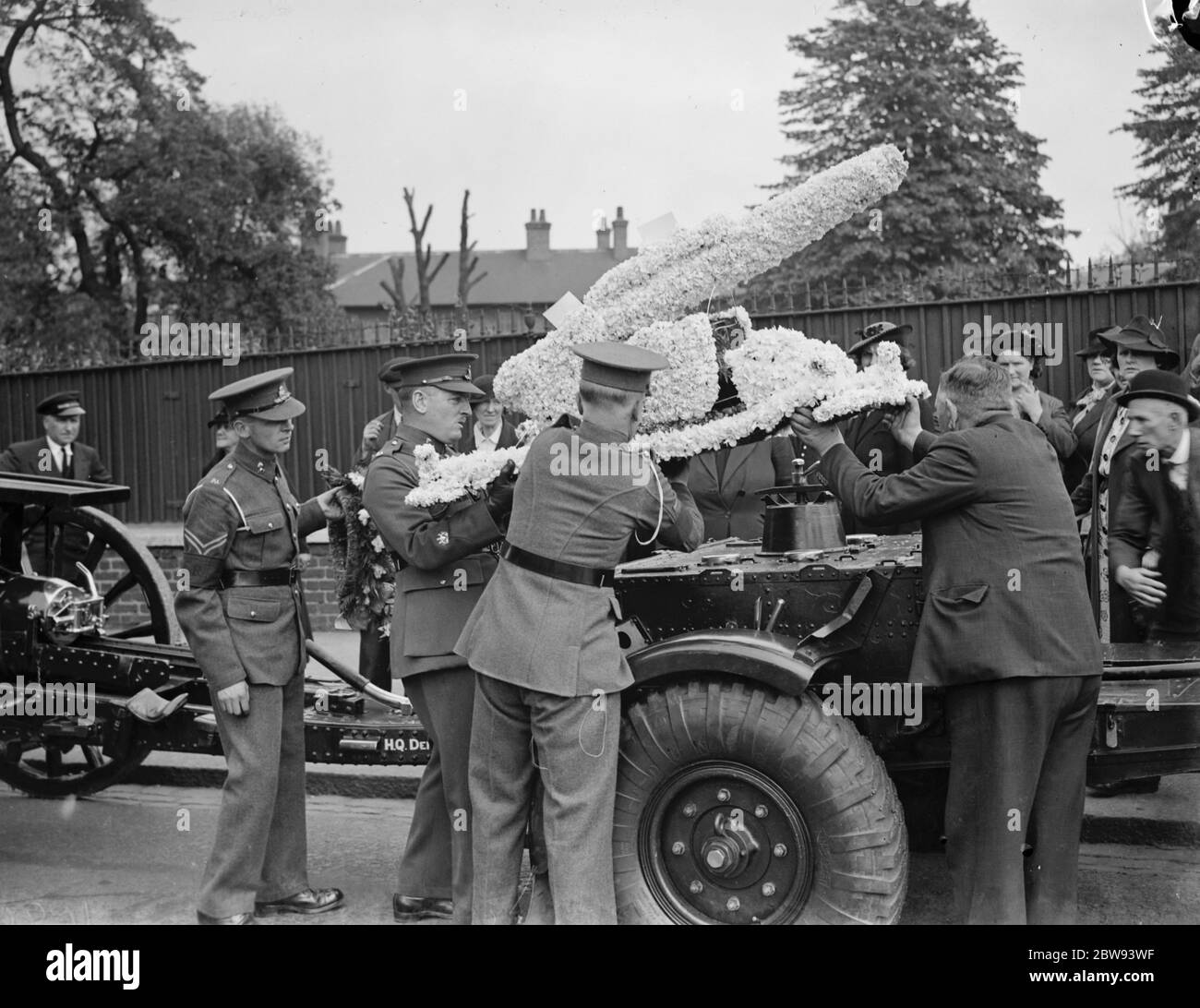 Una procesión funeraria militar en Woolwich, Londres. El aerosol floral se elimina del carroza de la pistola. 23 de mayo de 1939 Foto de stock