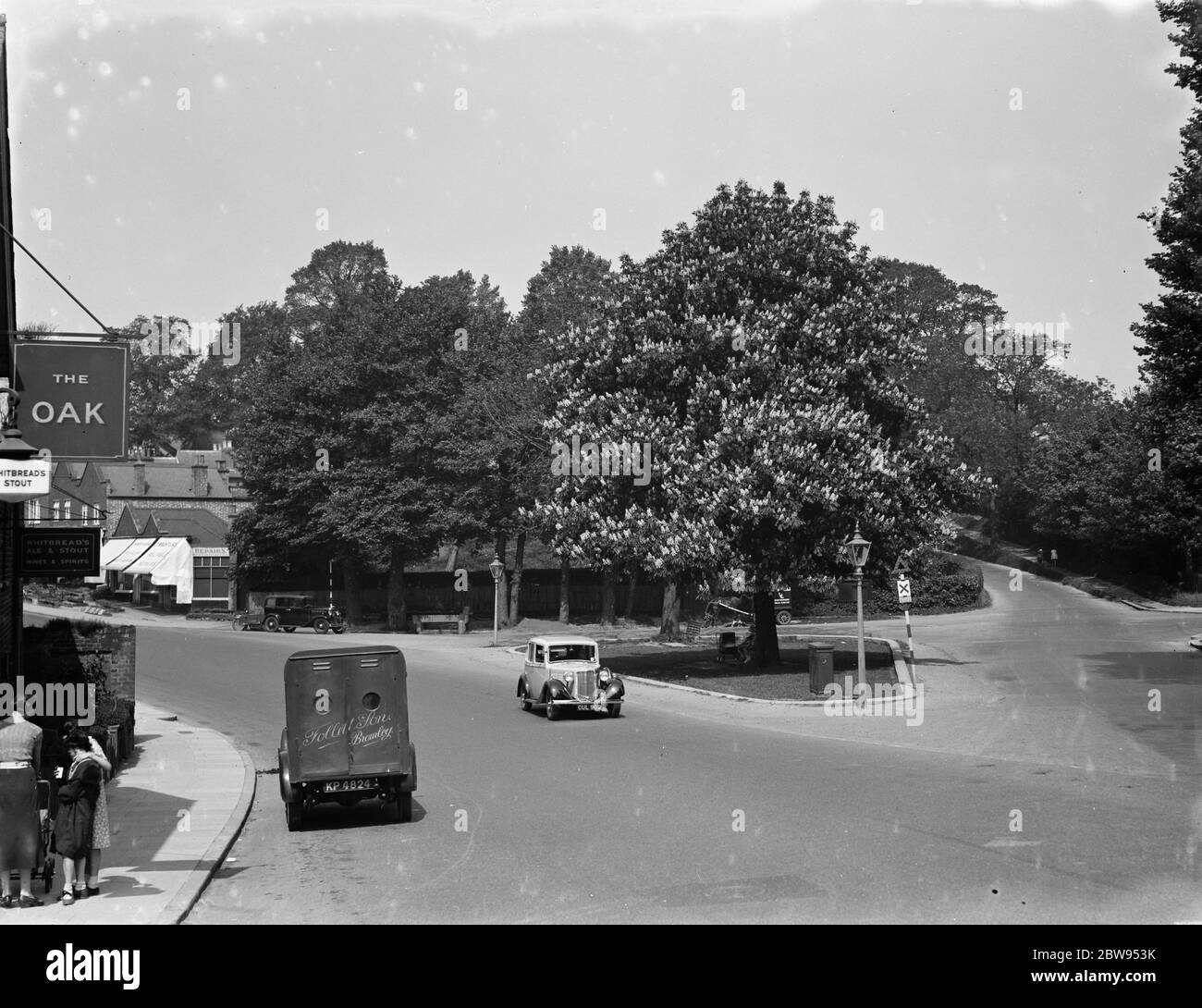Árbol en un cruce en London Lane cerca de Bromley, Londres. 1935 . Foto de stock