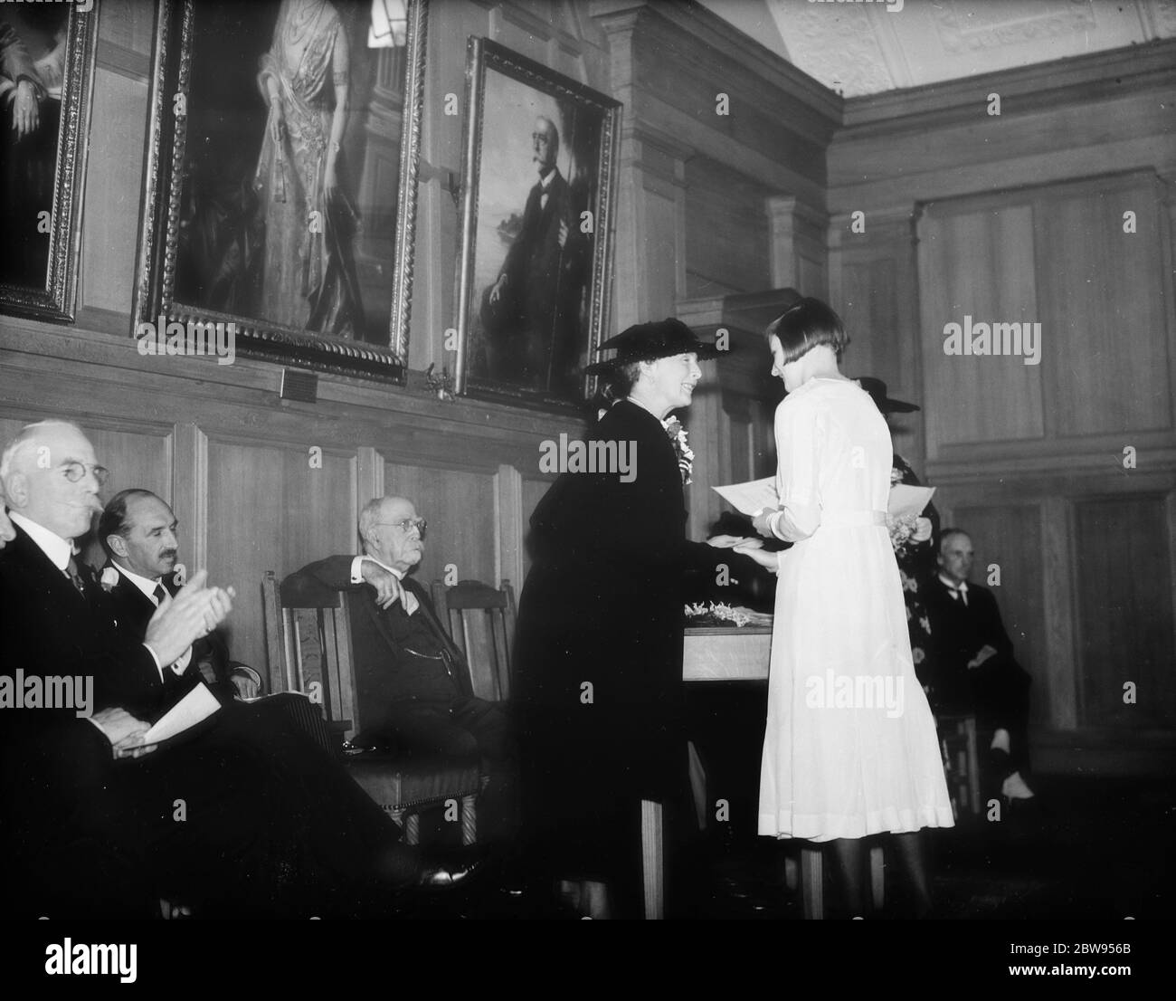 La princesa Alice de Albany en el día de discurso en la Escuela Farringtons en Chislehurst, Kent . 1936 Foto de stock