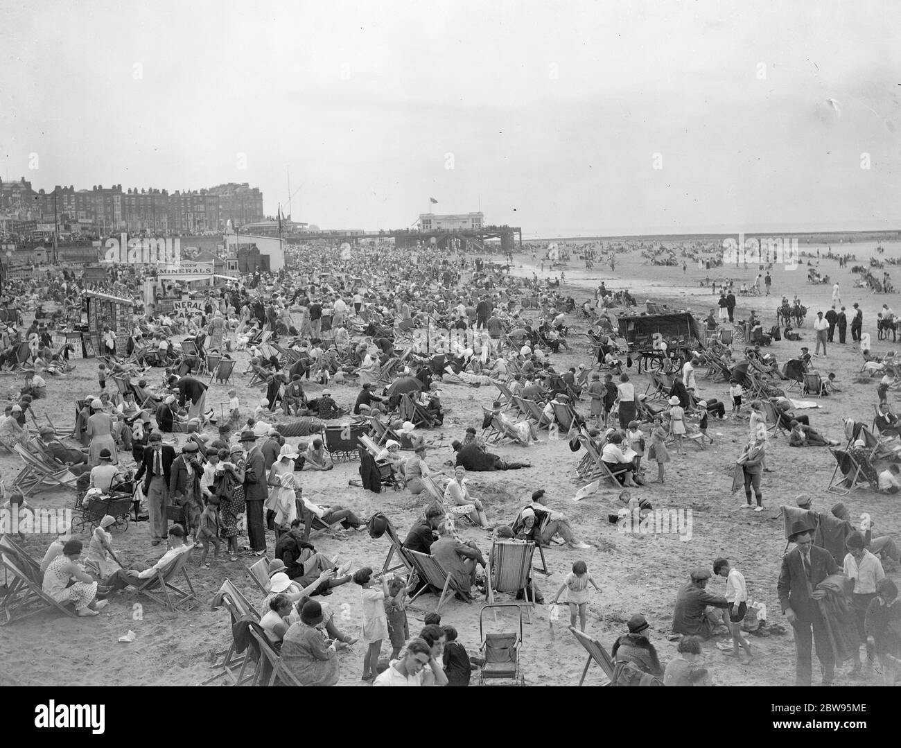 Multitudes endetras en Margate para vacaciones de agosto. Una enorme multitud pasó las vacaciones de agosto en las arenas de Margate, Kent. La playa abarrotada de gente en Margate. 31 de julio de 1932 Foto de stock