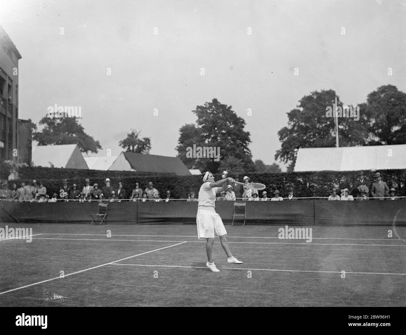 Helen Jacobs en forma en Wimbledon . La Srta. Helen Jacobs , la principal jugadora de tenis americana, conoció a la Sra. B C Covell de Gran Bretaña en los partidos internacionales de tenis en Wimbledon . Srta. Helen Jacobs en acción durante el partido. 22 de junio de 1932 Foto de stock