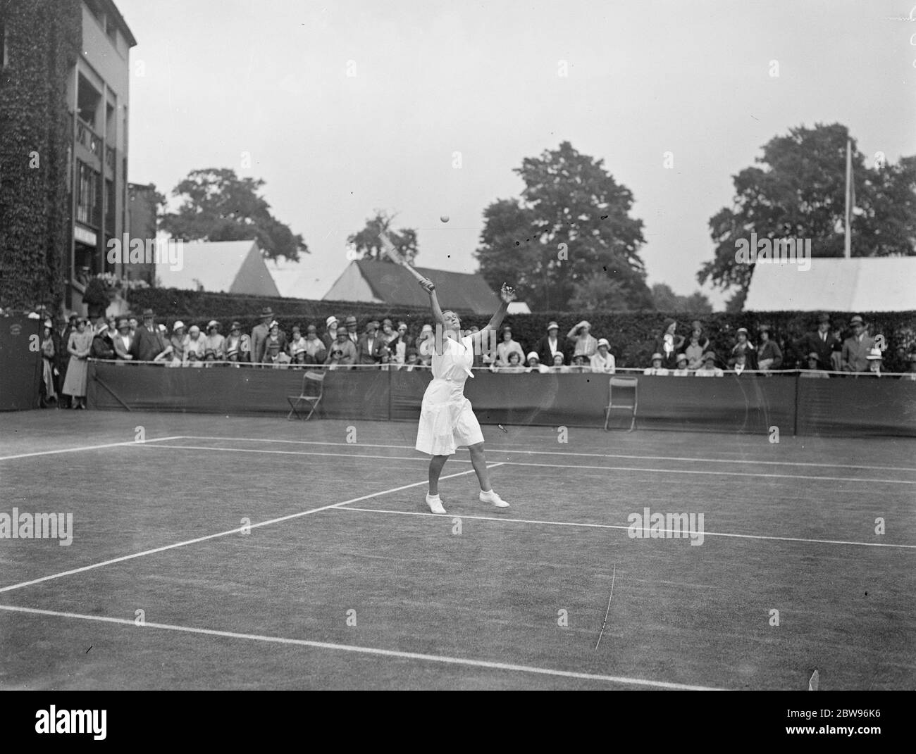Helen Jacobs en forma en Wimbledon . La Srta. Helen Jacobs , la principal jugadora de tenis americana, conoció a la Sra. B C Covell de Gran Bretaña en los partidos internacionales de tenis en Wimbledon . Srta. Helen Jacobs en acción durante el partido. 22 de junio de 1932 Foto de stock