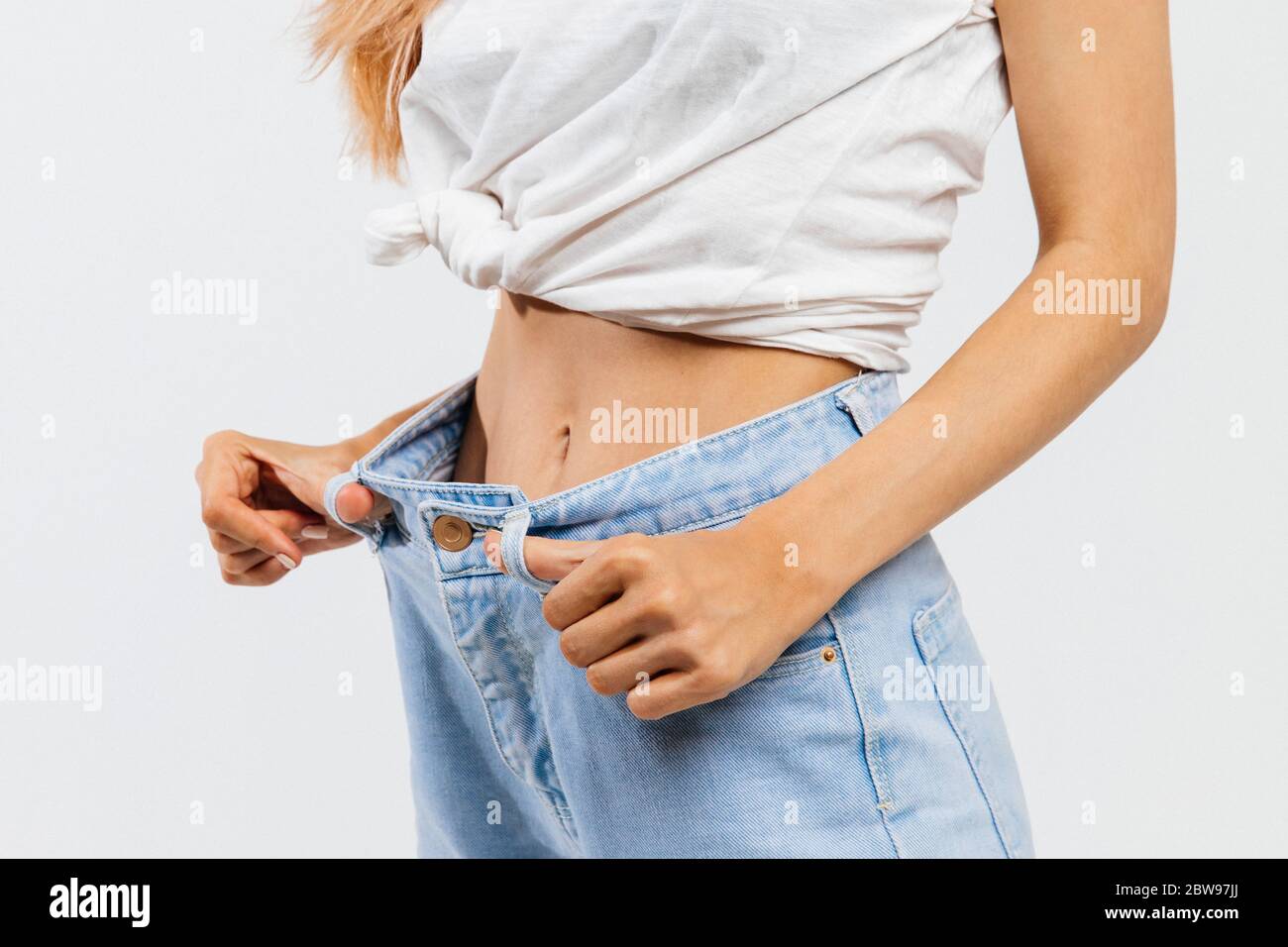 Parte Del Cuerpo De La Mujer En Jeans Y Zapatillas De Deporte Que Lleva  Bolsa Cosida De Denim Foto de archivo - Imagen de espacio, lleve: 218882004