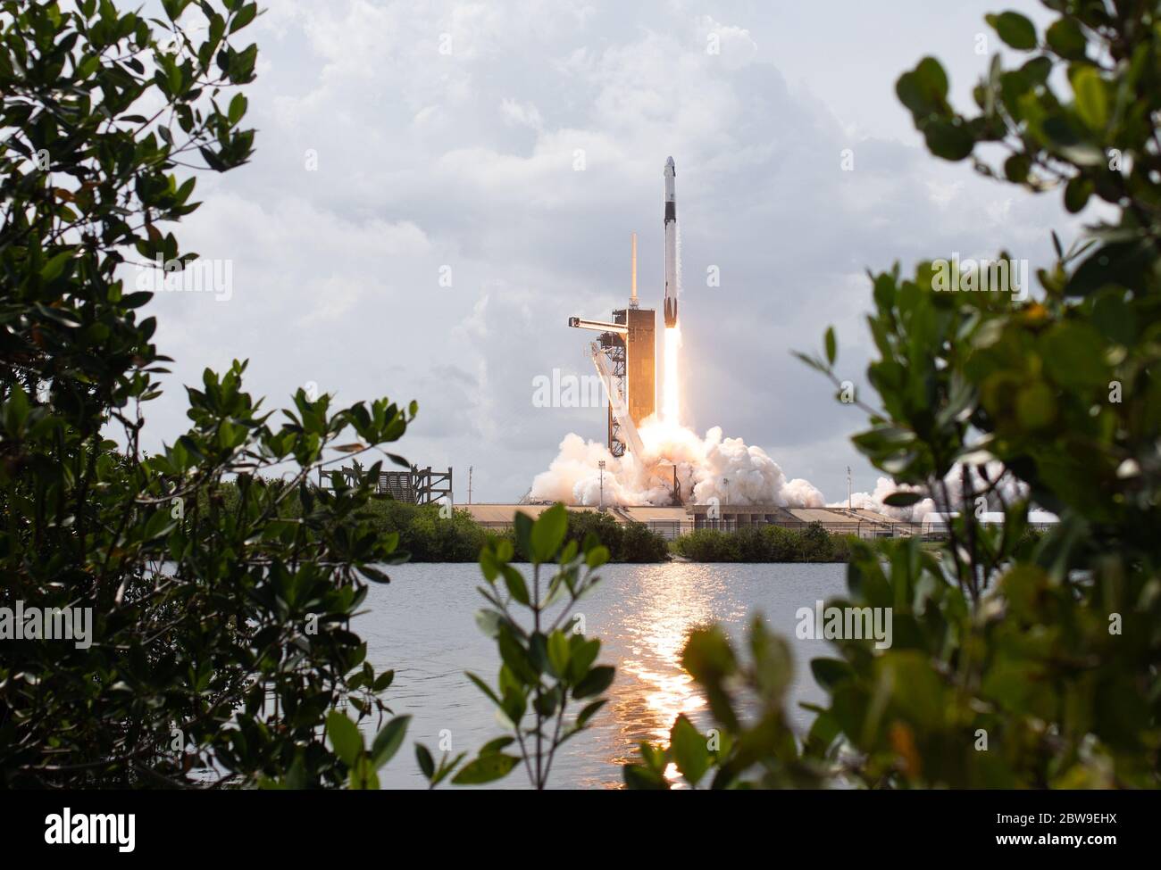 Cabo Cañaveral, Estados Unidos de América. 30 de mayo de 2020. El cohete Spacex Falcon 9 que transporta la nave espacial Crew Dragon en la misión Spacex Demo-2 de la NASA se desate del complejo de lanzamiento 39A en el Centro Espacial Kennedy el 30 de mayo de 2020, Cabo Cañaveral, en Florida. La nave espacial llevó a los astronautas Douglas Hurley y Robert Behnken a la órbita en su camino a la Estación Espacial Internacional. Crédito: Bill Ingalls/NASA/Alamy Live News Foto de stock