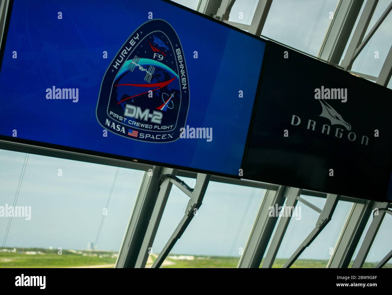 En esta foto publicada por la Administración Nacional de Aeronáutica y del espacio (NASA), La insignia de la misión Demo-2 se ve en un monitor dentro de la sala de fuego cuatro después del lanzamiento de un cohete SpaceX Falcon 9 que transporta la nave espacial Crew Dragon de la compañía en la misión Demo-2 con los astronautas de la NASA Douglas Hurley y Robert Behnken a bordo, sábado, 30 de mayo de 2020, En el Centro de Control de lanzamiento del Centro Espacial Kennedy de la NASA en Florida. La misión SpaceX Demo-2 de la NASA es el primer lanzamiento con astronautas de la nave espacial Spacex Crew Dragon y el cohete Falcon 9 a la Estación Espacial Internacional como parte o. Foto de stock