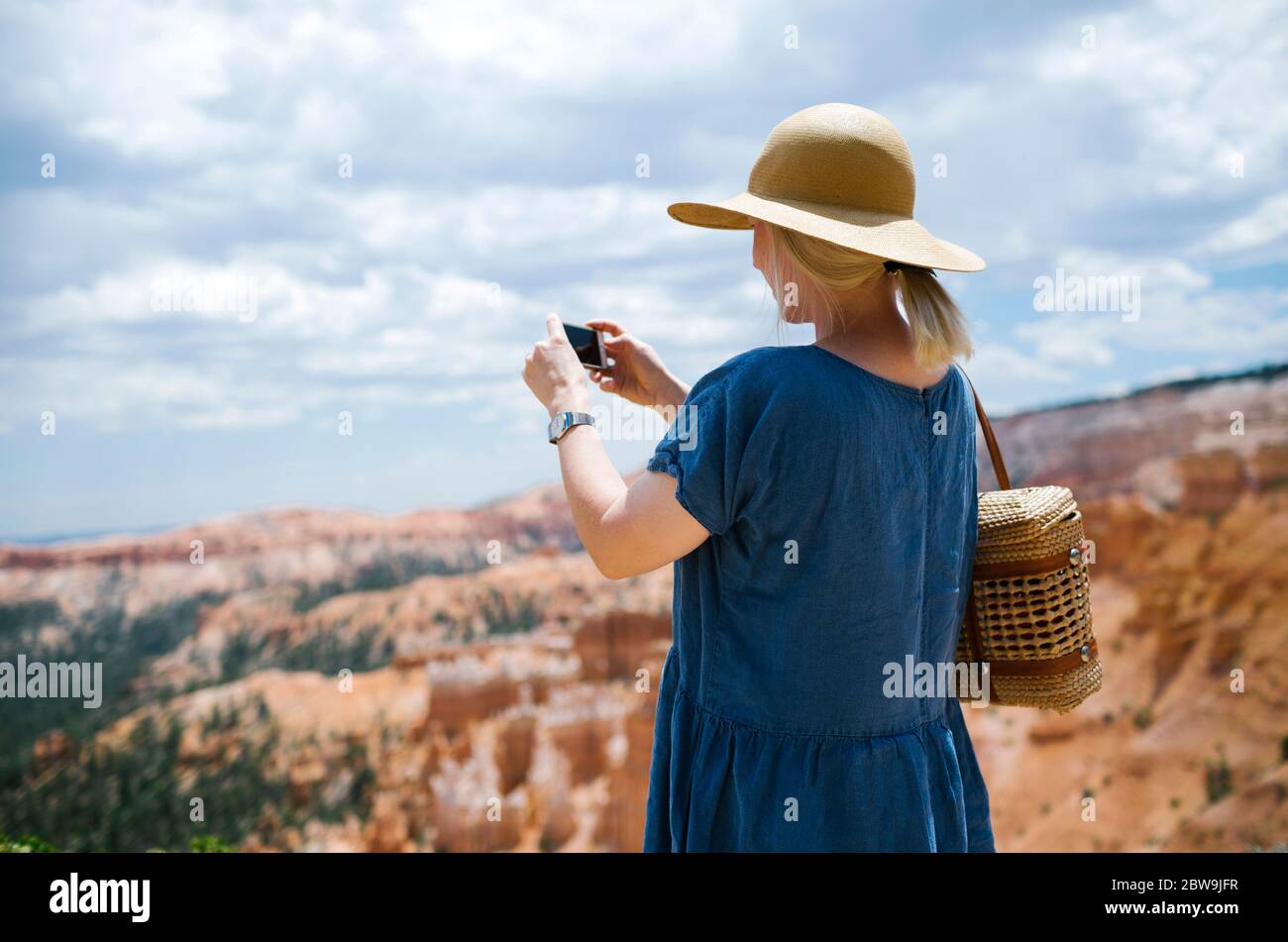 Usa, Utah, Bryce Canyon, Mujer fotografiando cañón con teléfono inteligente Foto de stock