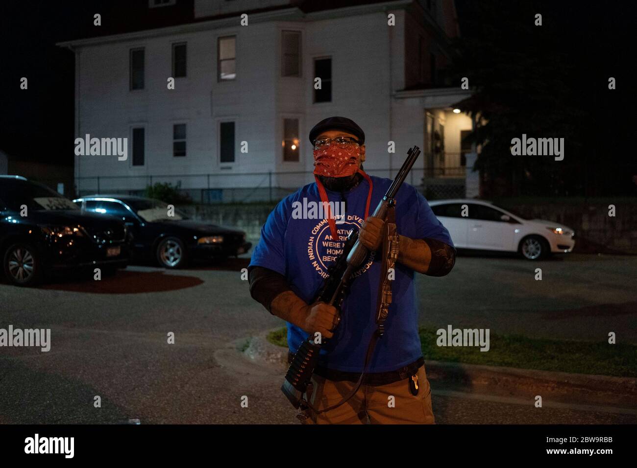 Minneapolis, Minnesota, EE.UU. 30 de mayo de 2020. Un nativo americano, sosteniendo un rifle, protege su vecindario durante las protestas de George Floyd el sábado, 30 de mayo de 2020, en Minneapolis, Minnesota. Crédito: SAIT Serkan Gurbuz/ZUMA Wire/Alamy Live News Foto de stock