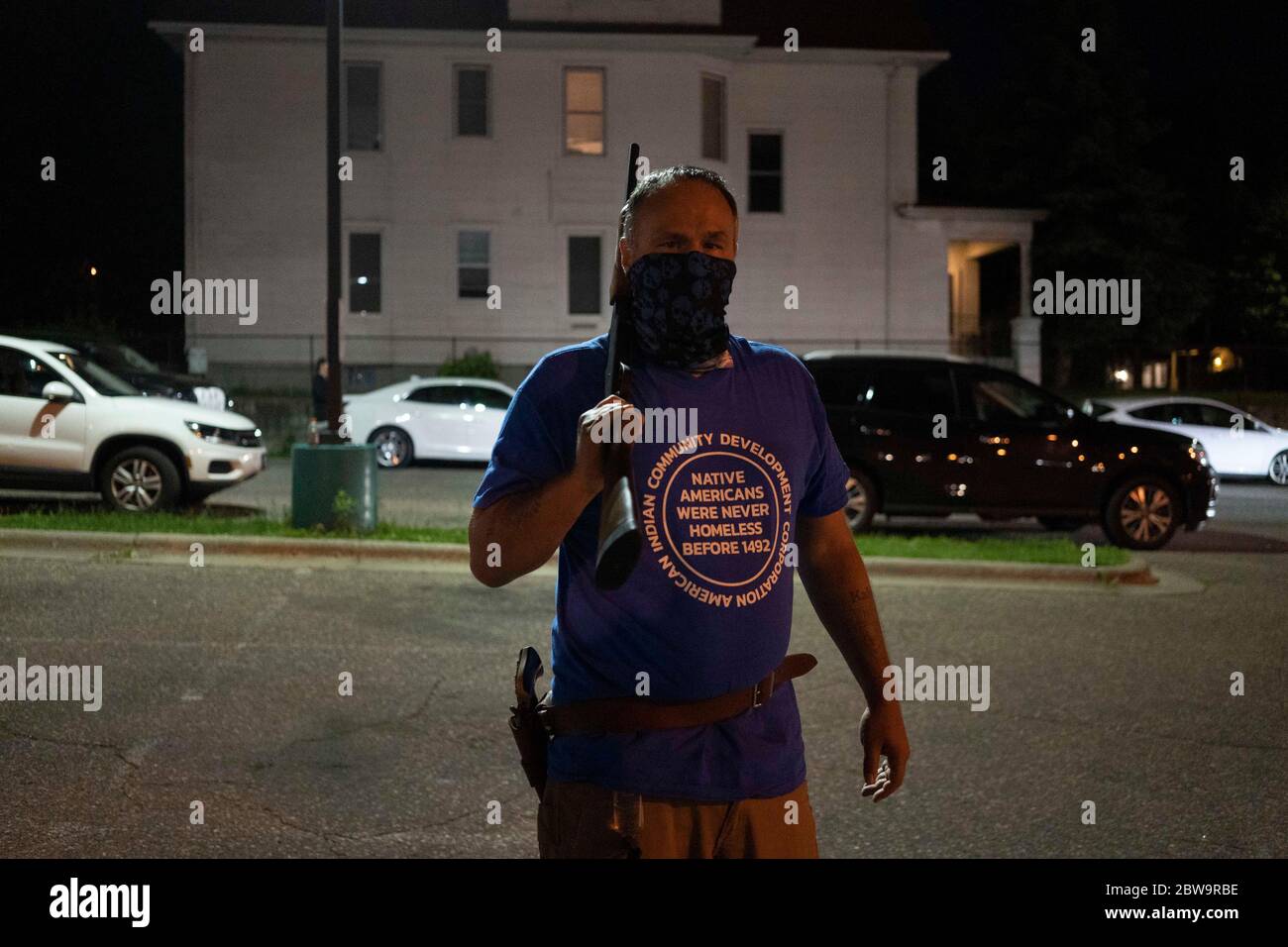 Minneapolis, Minnesota, EE.UU. 30 de mayo de 2020. Un nativo americano, sosteniendo un rifle y llevando una pistola, protege su vecindario durante las protestas de George Floyd el sábado, 30 de mayo de 2020, en Minneapolis, Minnesota. Crédito: SAIT Serkan Gurbuz/ZUMA Wire/Alamy Live News Foto de stock