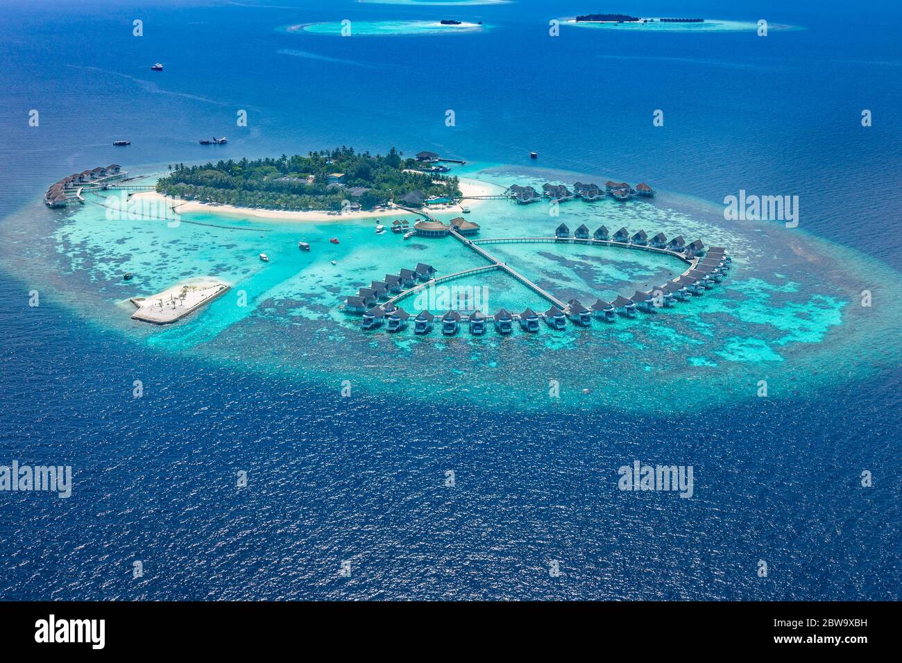 Increíble paisaje aéreo en las islas Maldivas. Vista perfecta del mar azul  y del arrecife de coral desde el avión o el avión. Exótica viajes de verano  y paisaje de vacaciones Fotografía