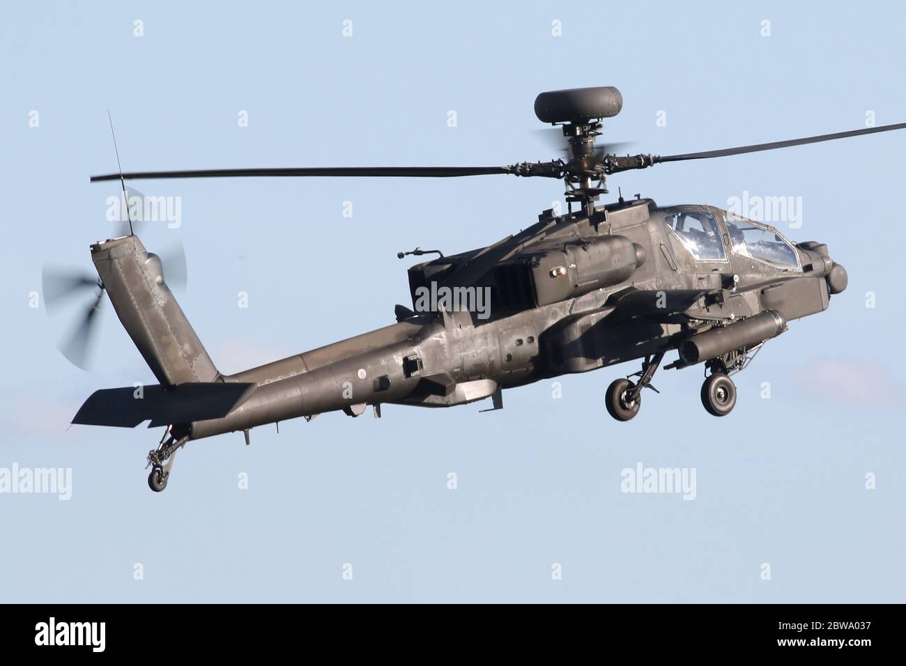 El cuerpo aéreo del Ejército Apache AH1 atacó el helicóptero que aterrizaba en el aeródromo de Wattisham en Suffolk. Foto de stock
