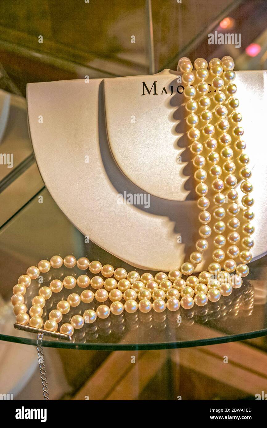 Majorca pearls jewelry fotografías e imágenes de alta resolución - Alamy