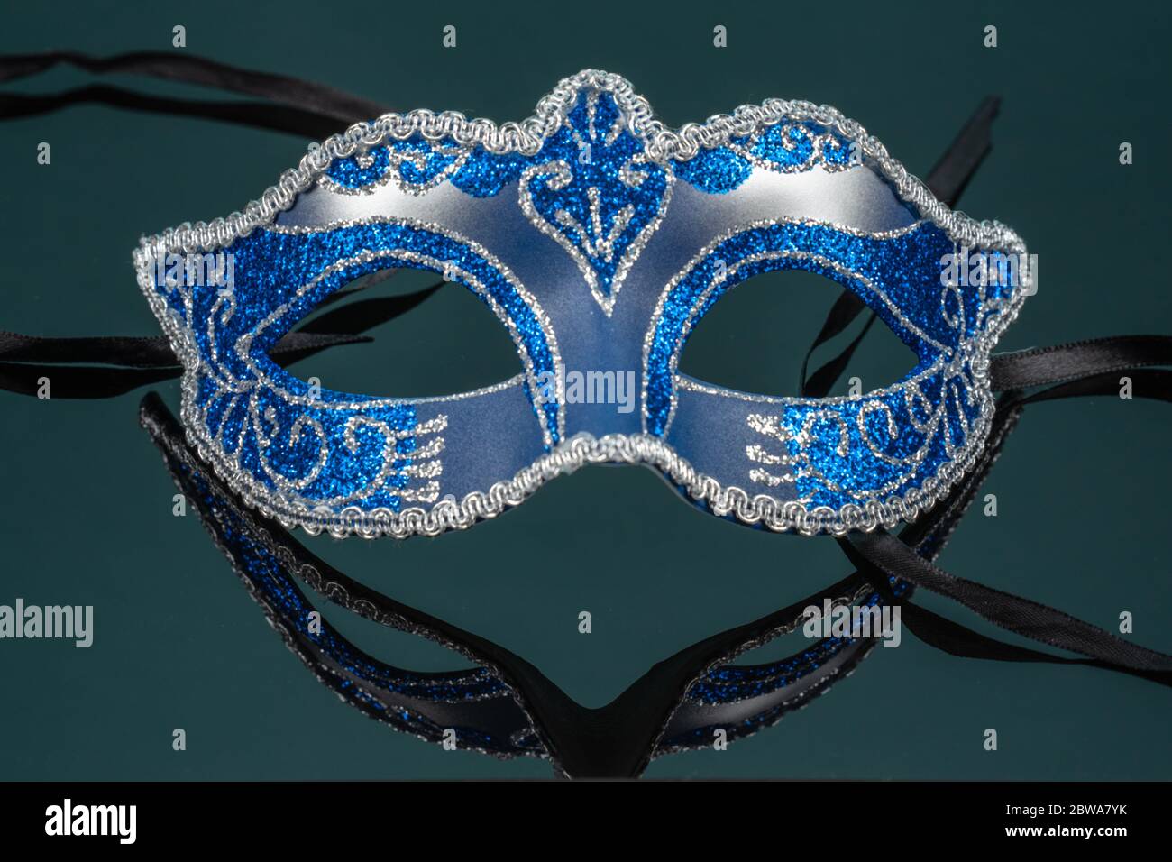 La Colombina, carnavalero azul o máscara de máscaras sobre fondo de espejo  negro Fotografía de stock - Alamy