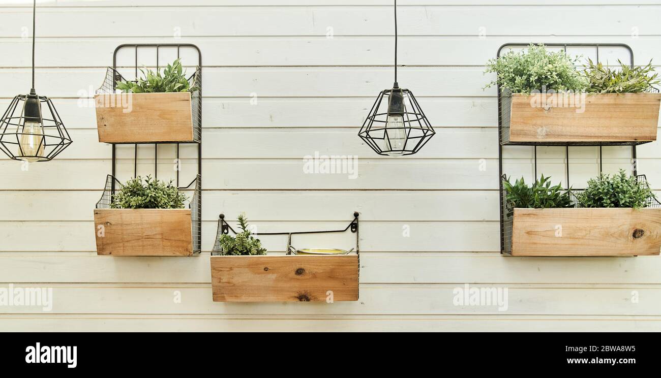Cajas decorativas de madera con flores en un primer plano de pared blanca  Fotografía de stock - Alamy