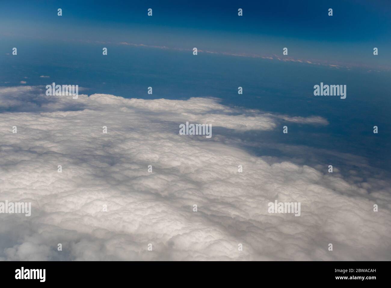 fotografía aérea tomada desde arriba de las nubes blancas con el cielo azul claro en un día soleado Foto de stock