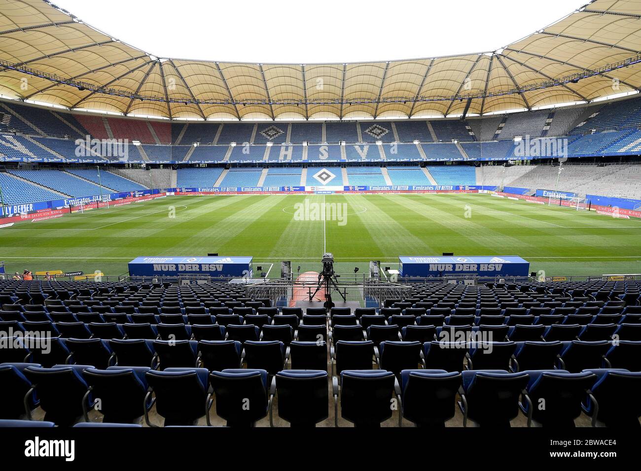 Karlsruhe, Alemania. 31 de mayo de 2020. Fútbol 2 Bundesliga, 29 partido de partido, Hamburger SV - SV Wehen Wiesbaden en el Volksparkstadion. Mira en el estadio vacío antes de que comience el juego. Crédito: Stuart Franklin/Getty Images Europe/Pool/dpa - NOTA IMPORTANTE: De conformidad con las normas de la DFL Deutsche Fußball Liga y la DFB Deutscher Fußball-Bund, está prohibido explotar o haber explotado en el estadio y/o del juego tomado fotografías en forma de imágenes de secuencia y/o video-como series de fotos./dpa/Alamy Live News Foto de stock