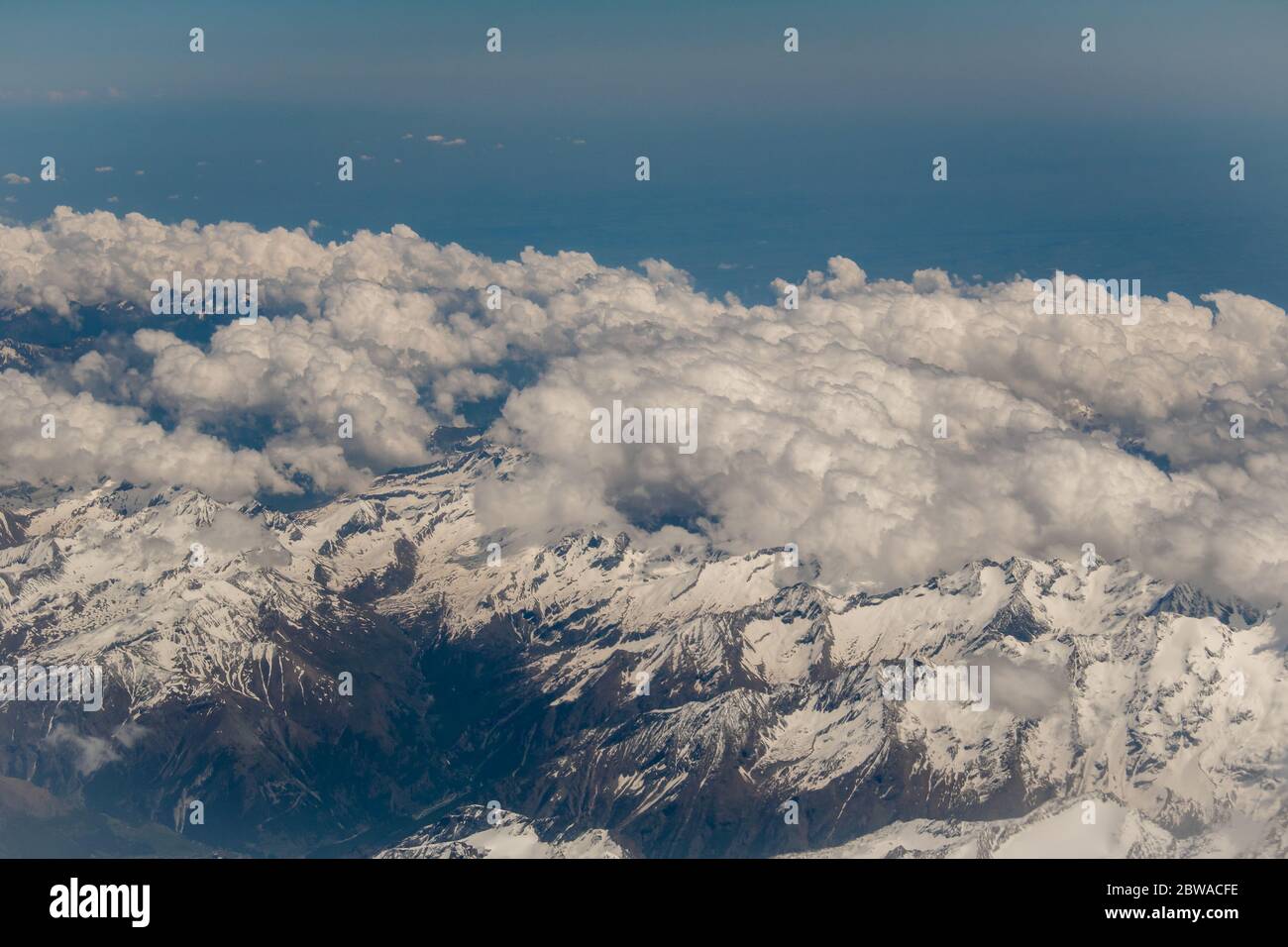 imagen aérea sobre las nubes de montañas con picos nevados Foto de stock