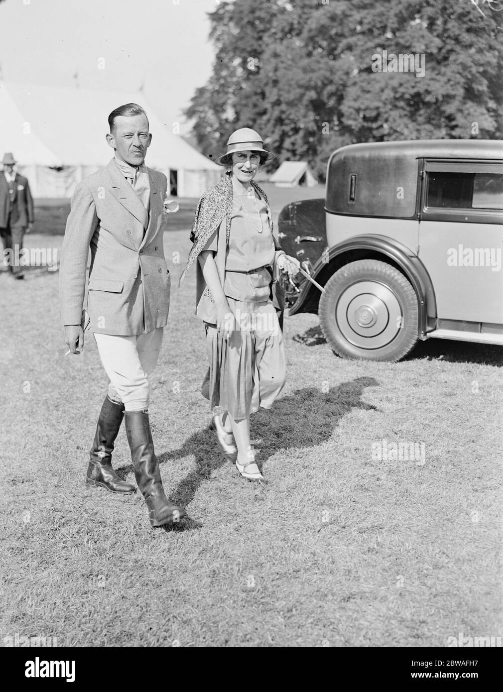 Cowdray Park Polo Tournament Sra. Hugh Nelen y Capitán F W Byas 1933 Foto de stock