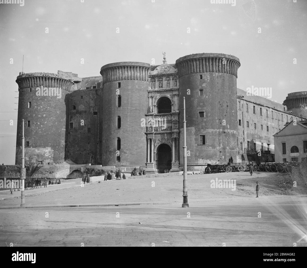 La fortaleza del siglo XIV en Nápoles, ahora se utiliza en parte como cuartel el 1925 de febrero Foto de stock