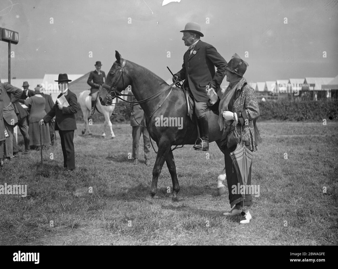 El Royal Agricultural Show en Leicester. Lady Augusta Fane hablando con Sir Gilbert Greenall a caballo. 1924 Foto de stock