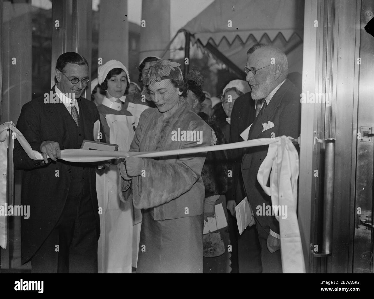 La duquesa de Gloucester cortando la cinta cuando abrió la extensión del Bolingbroke Hospital , Wandsworth Common , Londres . 2 de diciembre de 1936 Foto de stock