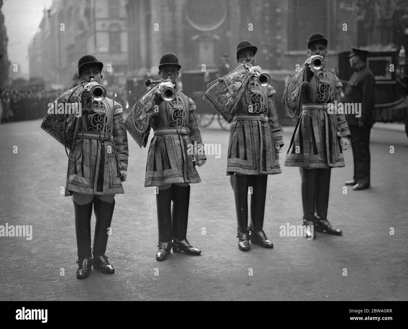 Trompetistas de la ciudad en el Guildhall en la inauguración del nuevo alcalde ( Sir Percy Greenway ) 29 de septiembre de 1932 Foto de stock
