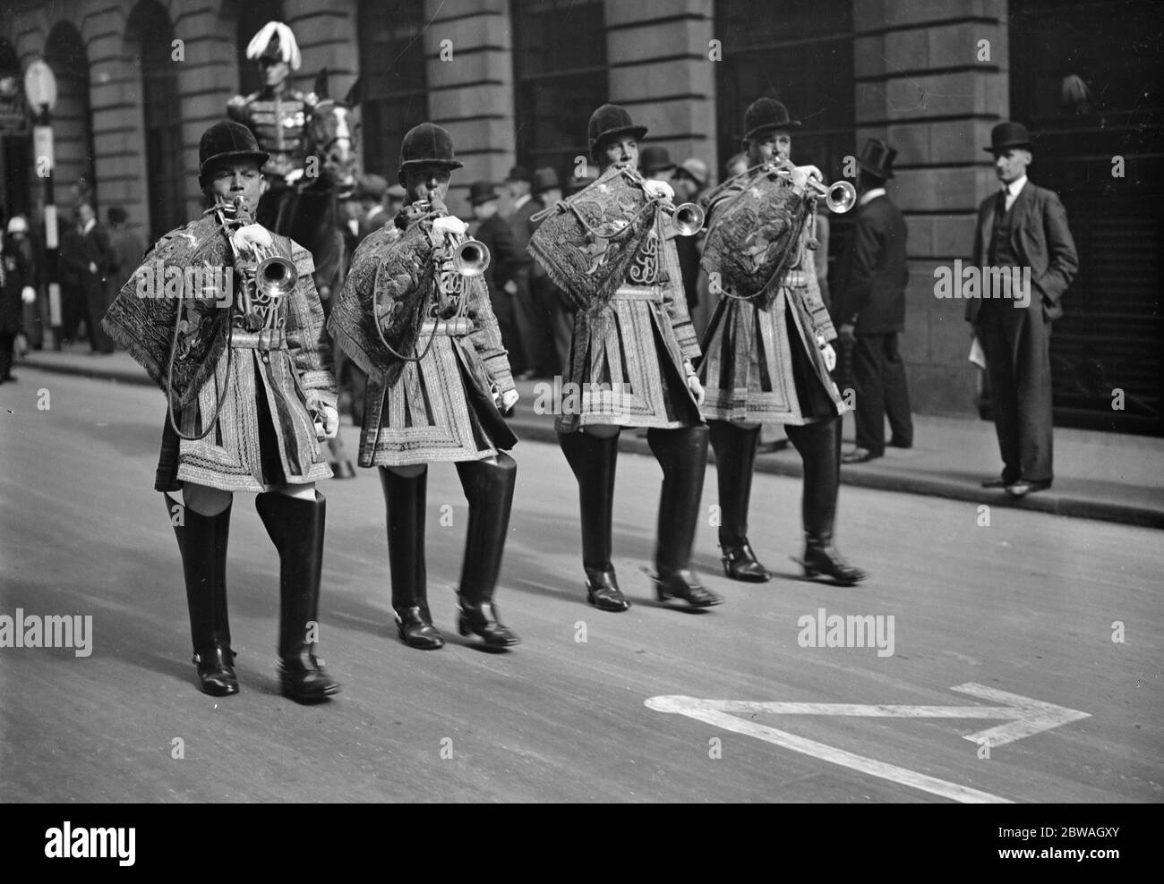 Trompetistas de la ciudad en el Guildhall en la inauguración del nuevo alcalde ( Sir Percy Greenway ) 29 de septiembre de 1932 Foto de stock