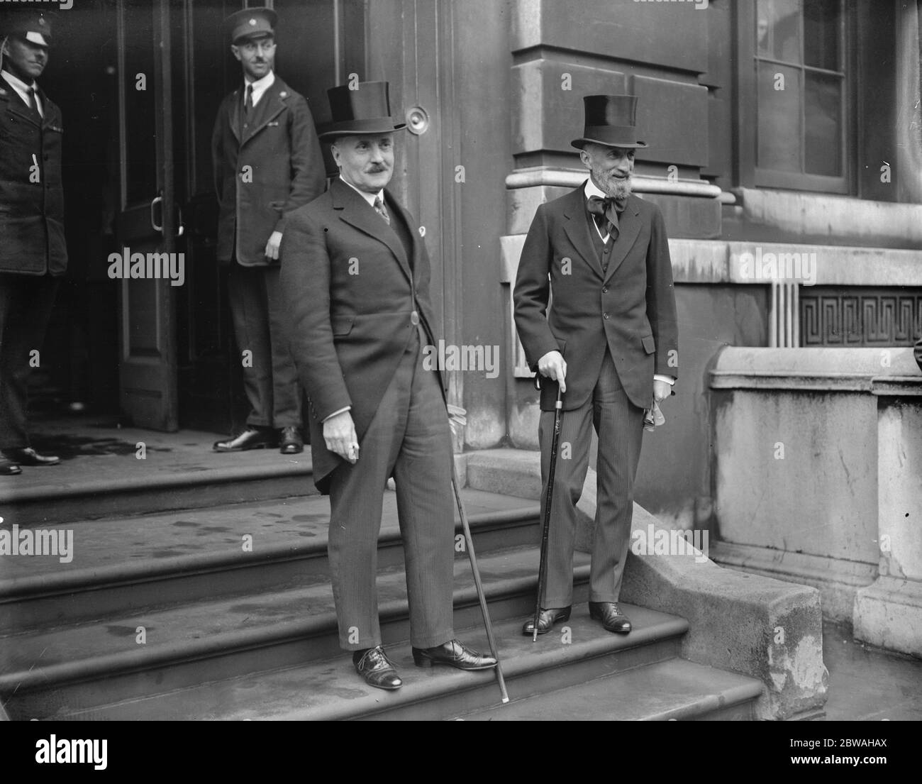 La Embajada de Francia , Albert Gate , S W L M Caillaux y M de Fleurian 24 de agosto de 1925 Foto de stock