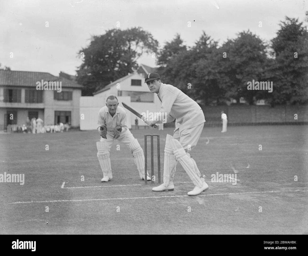 Actores versus músicos de cricket en el Hampstead Cricket Club Owen Nares batting , Harold Williams Keeping Wicket 27 Julio 1934 Foto de stock