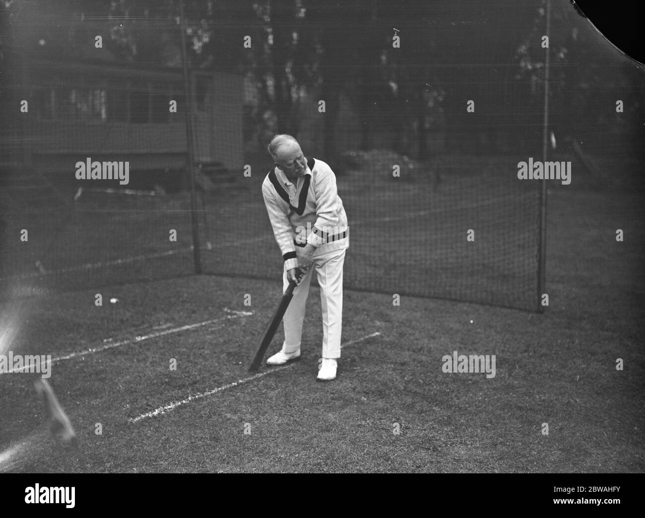 Alcalde de Londres ( Sir Rowland Blades M . P ) juega al cricket en el nuevo campo deportivo abierto por él en Kingston Thames 25 de mayo de 1927 Foto de stock