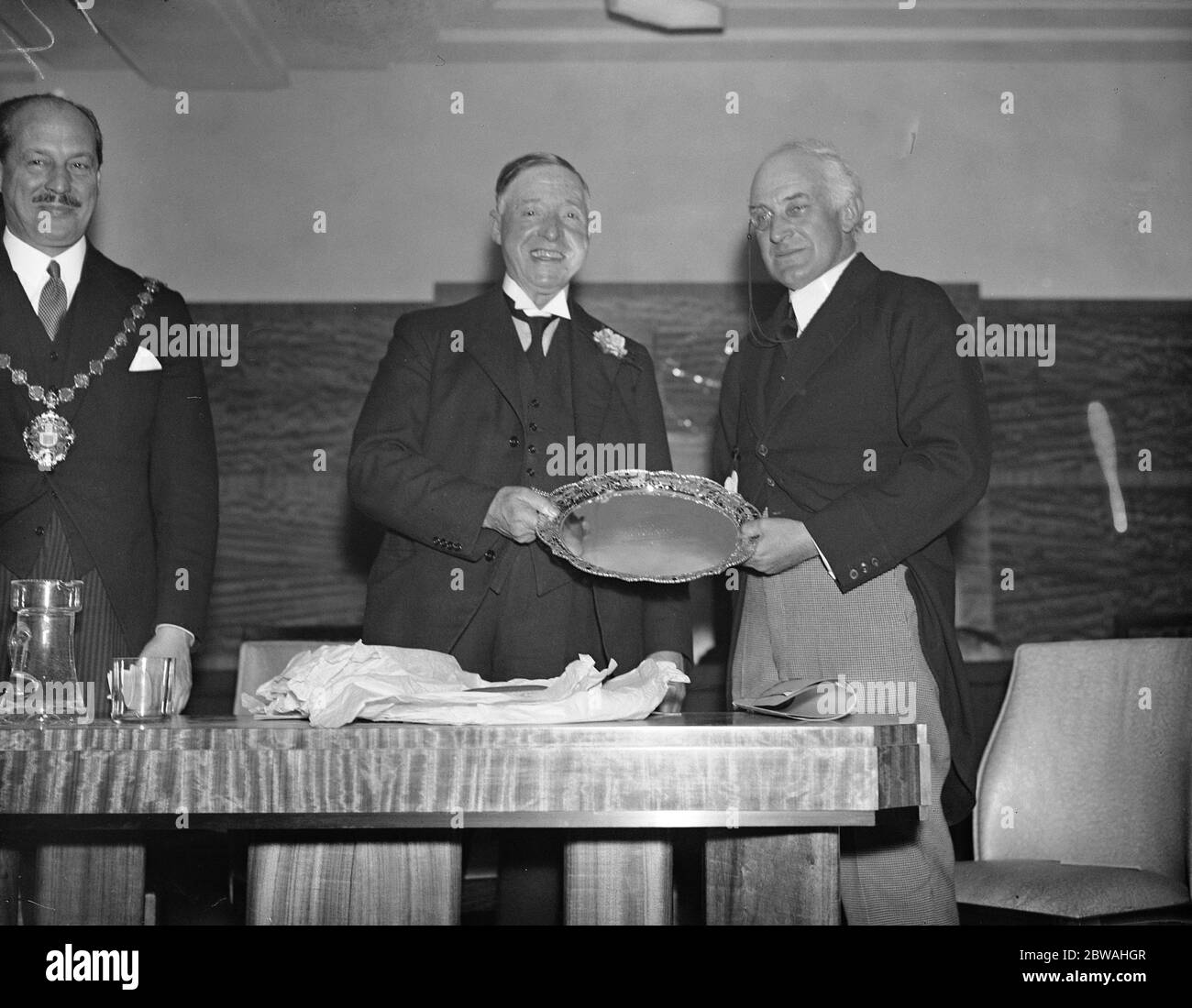 Sir Enoch Hill , Presidente de la Sociedad de Construcción de Halifax ( izquierda ) presentando un salver de plata a Sir Hilton Young en la apertura de Halifax House , Strand 1 de mayo de 1934 Foto de stock