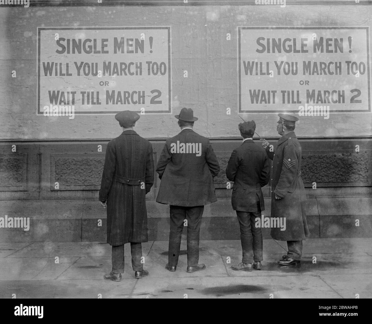 Aviso de reclutamiento para hombres solteros en Trafalgar Square hombres solteros! ¿marchar también o esperar hasta el 2 de marzo Foto de stock