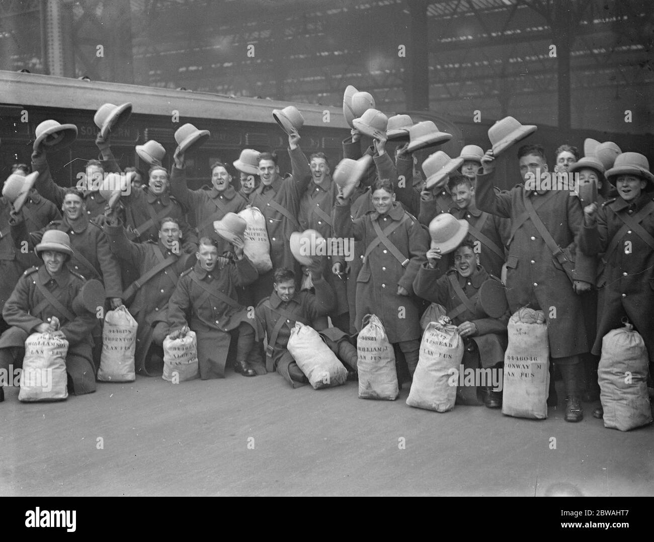 En Waterloo los hombres del primer batallón Lancashire regimiento salen hacia Ferozepore, India Foto de stock