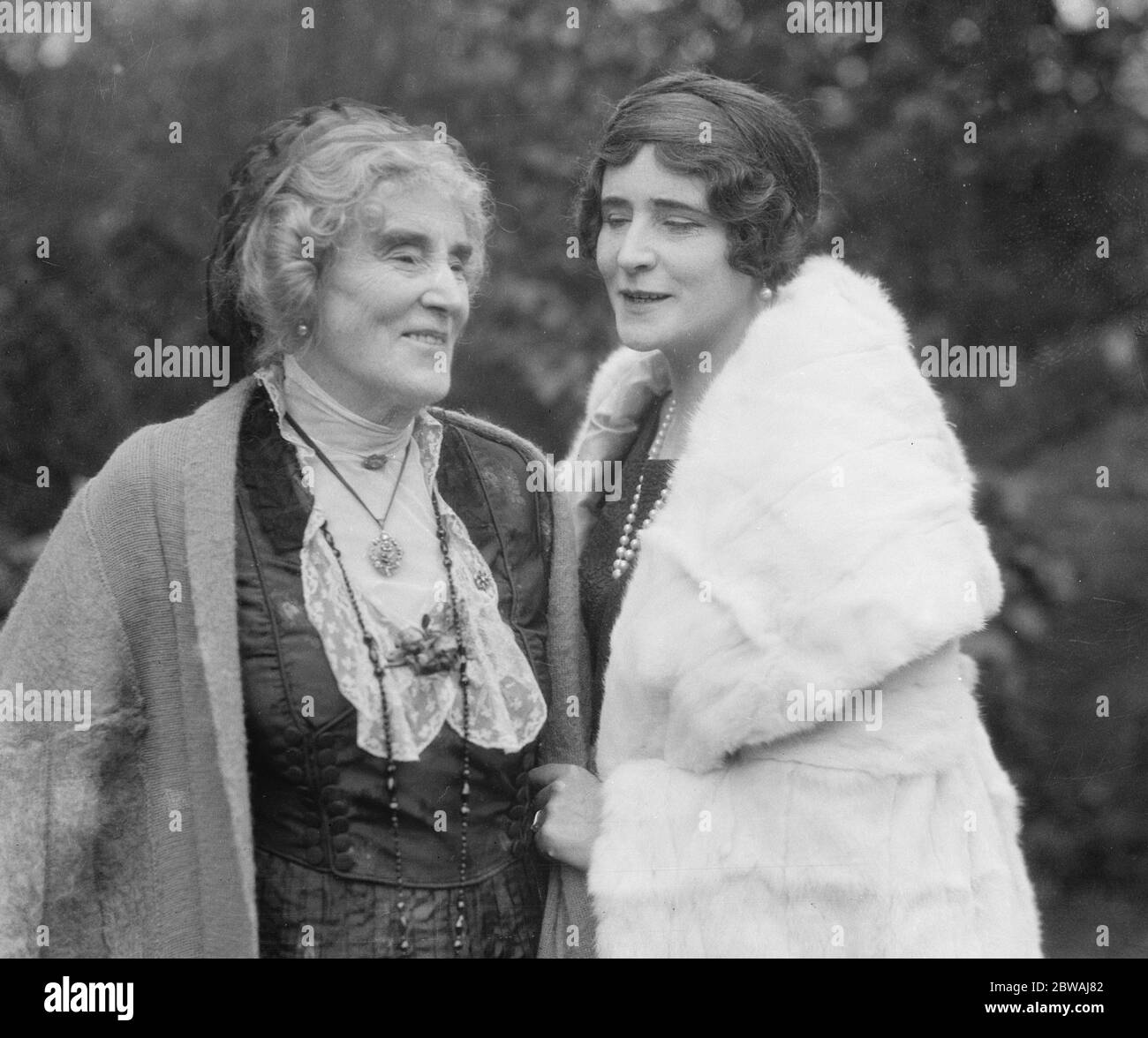 La Sra. Elinor Glyn y su Madre Sra. Kennedy Elinor Glyn - Elinor Sutherland - 17 de octubre de 1864 - 23 de septiembre de 1943 Foto de stock