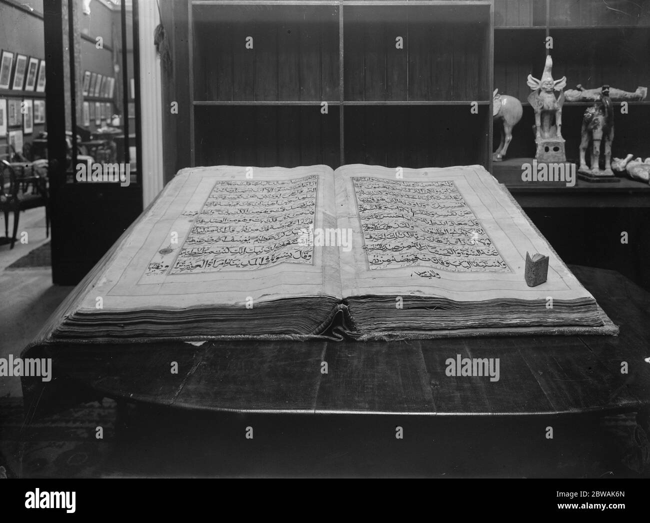 Enorme Koran medición, cuando está abierto 8 pies vendidos por subasta en Sotheby ' s 15 de octubre de 1924 Foto de stock