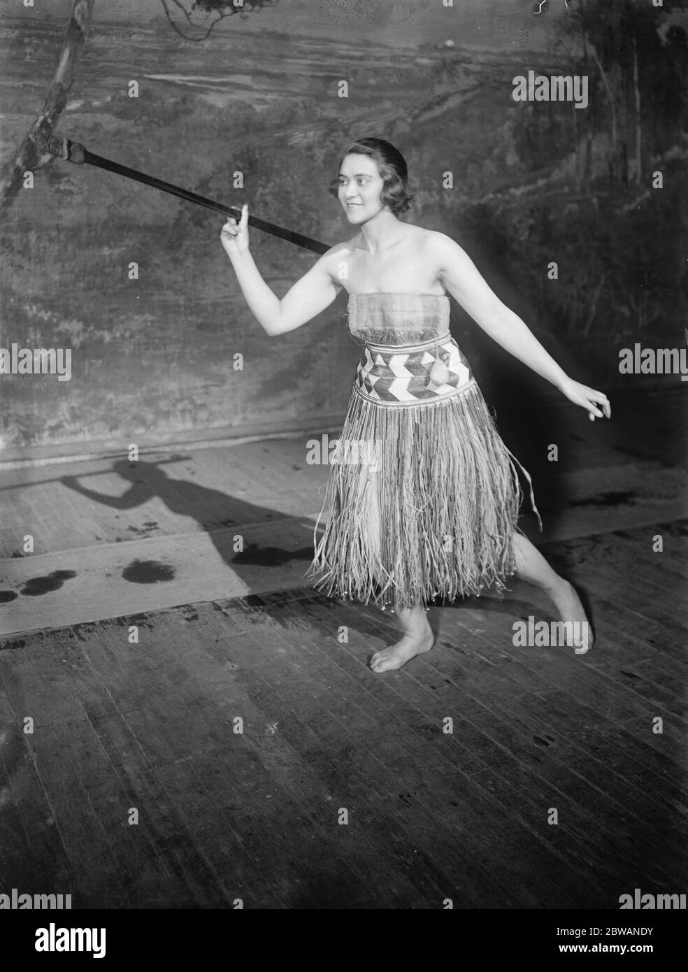 Princesa Iwa en danzas nativas en el Palladium 12 de diciembre de 1919 Foto de stock