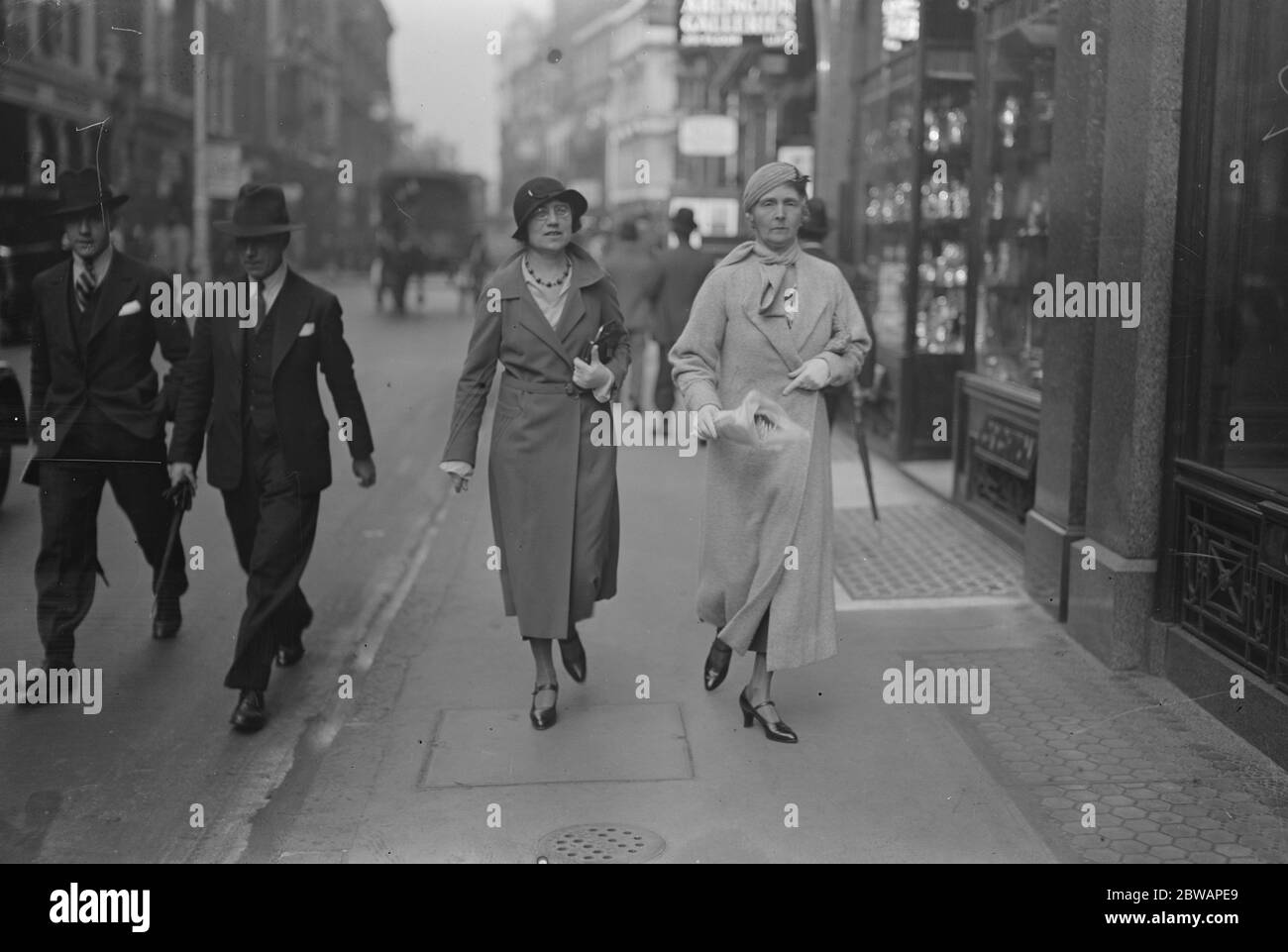 Compras en Bond Street Princesa Alice Condesa de Athlone 13 Octubre 1933 Foto de stock