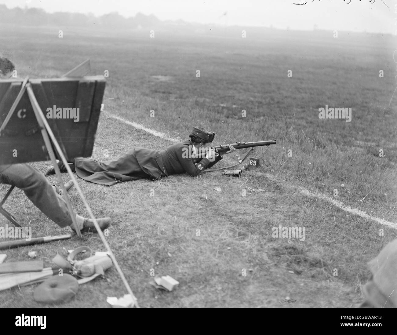 Bisley Reunión Miss Preston, tiro en la posición prona 1919 Foto de stock