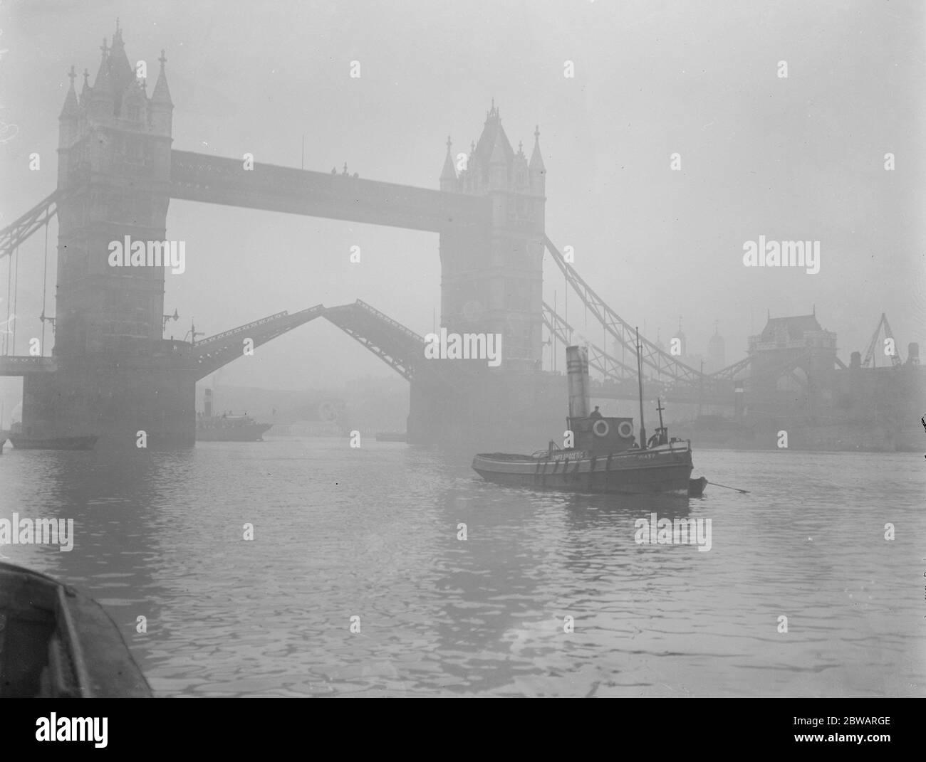 Tung de guardia que ha mantenido el reloj durante 20 años Tung de vapor ' Wasp ' en Tower Bridge 26 de noviembre de 1919 Foto de stock