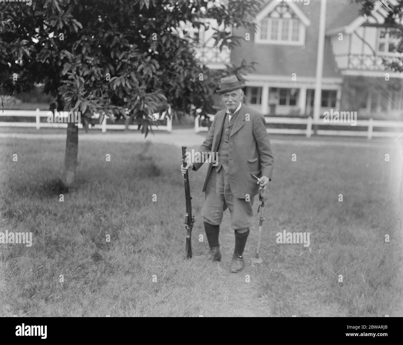 Reunión de Bisley mayor Munday, H A G que tiene 70 años y ha disparado en Bisley durante 46 años 14 de julio de 1920 Foto de stock