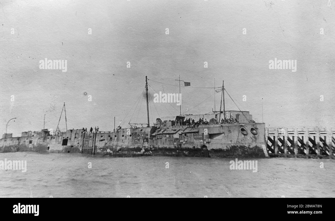 En julio de 1919, el HMS Vindictive fue enviado al Mar Báltico con 12 aviones para apoyar las actividades británicas en el Báltico en apoyo de los rusos blancos y los estados bálticos independientes el 6 de julio, Ella encalló en un zapatero cerca de Reval a 15 kn y después de más de una semana fue arrastrada claro por remolcadores y otros dos cruceros. Con la espalda rota el 28 de agosto de 1919 Foto de stock