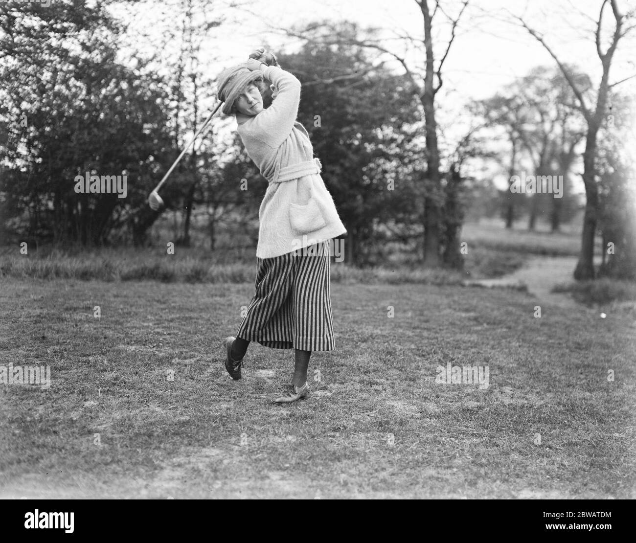 Torneo de golf de damas Inter asociación en Edgware Marchioness de Titchfield ( Parlamentario ) conducción 28 de abril de 1920 Foto de stock