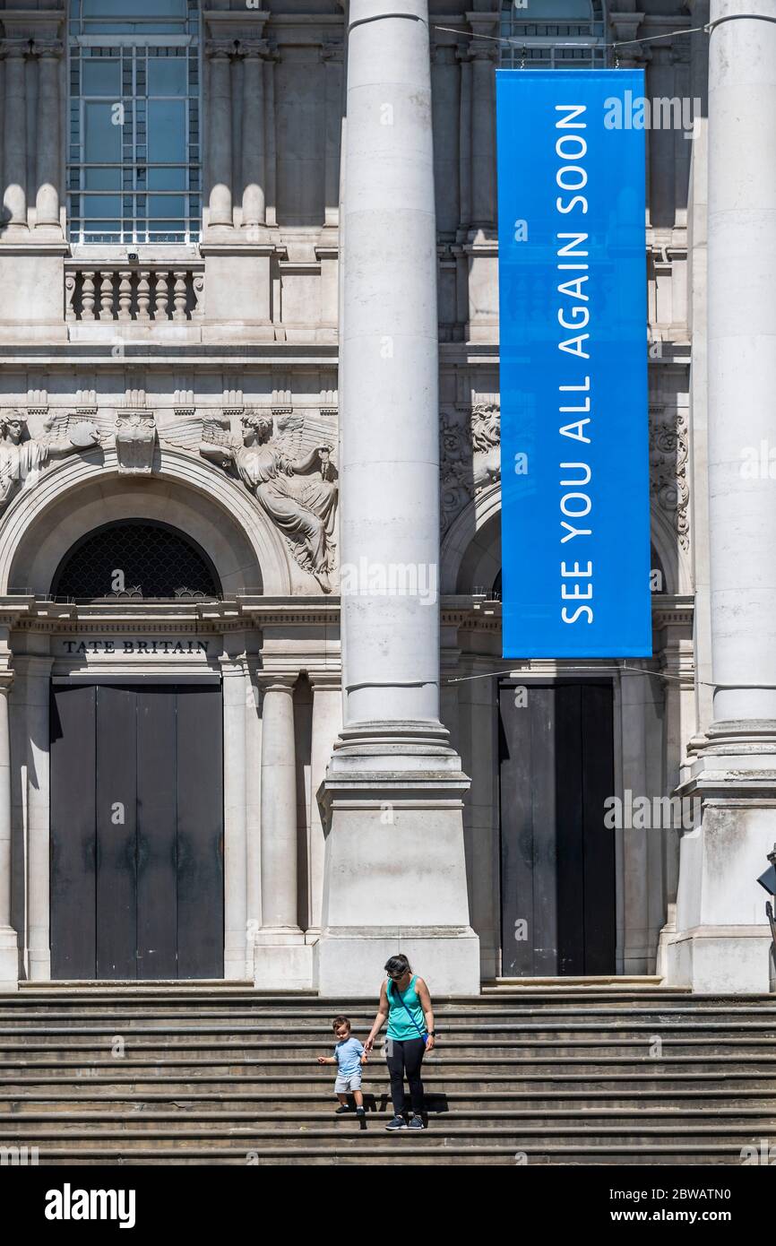 Londres, Reino Unido. 30 de mayo de 2020. Una madre y un niño disfrutan de los pasos, incluso si el tehy no puede entrar - Tate Britain muestra su apoyo a los trabajadores clave con pancartas azules diciendo Gracias y hasta pronto - la relajación de "bloqueo" continúa para el brote de Coronavirus (Covid 19) en Londres. Crédito: Guy Bell/Alamy Live News Foto de stock