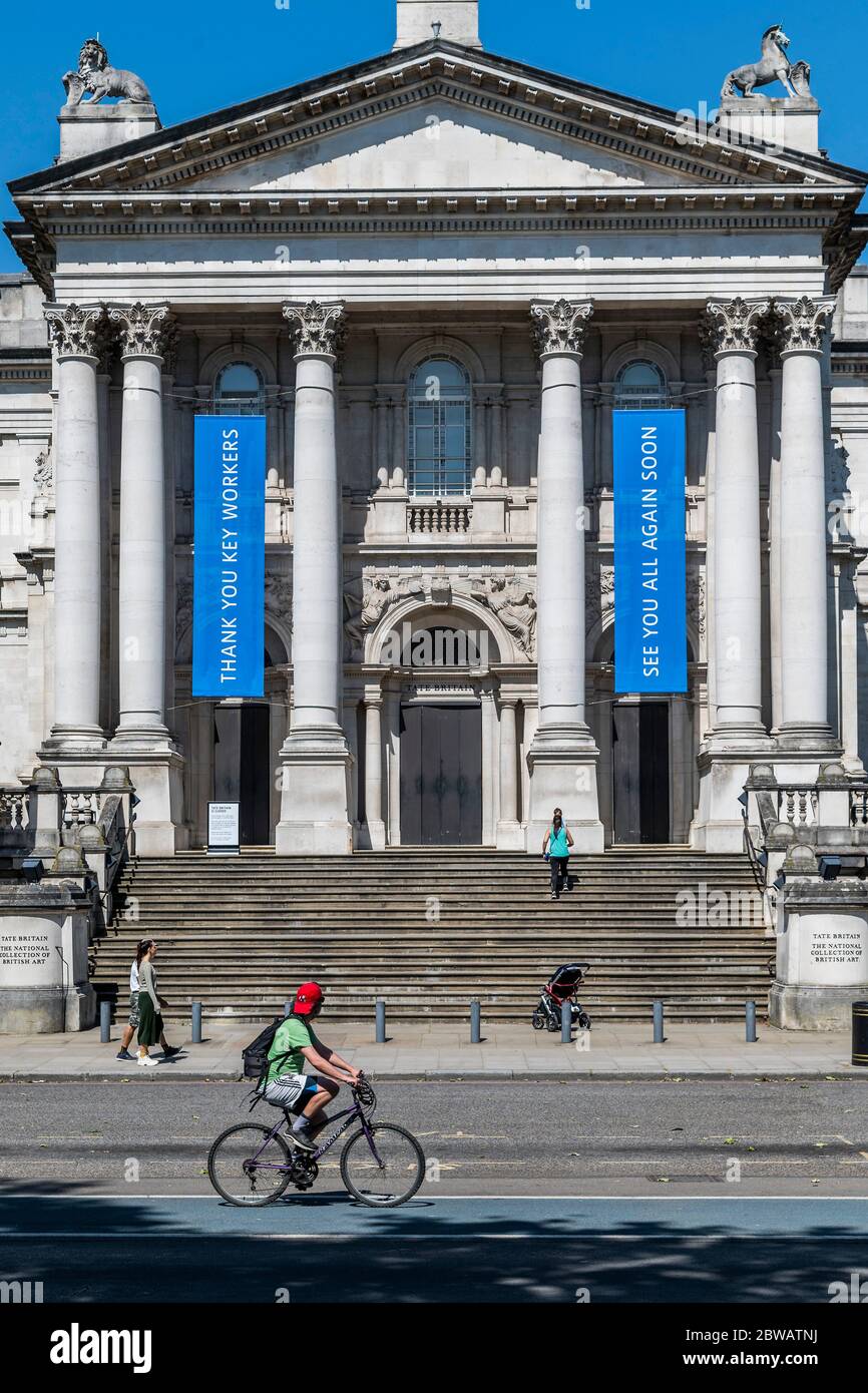 Londres, Reino Unido. 30 de mayo de 2020. Una madre y un niño disfrutan de los pasos, incluso si el tehy no puede entrar - Tate Britain muestra su apoyo a los trabajadores clave con pancartas azules diciendo Gracias y hasta pronto - la relajación de "bloqueo" continúa para el brote de Coronavirus (Covid 19) en Londres. Crédito: Guy Bell/Alamy Live News Foto de stock