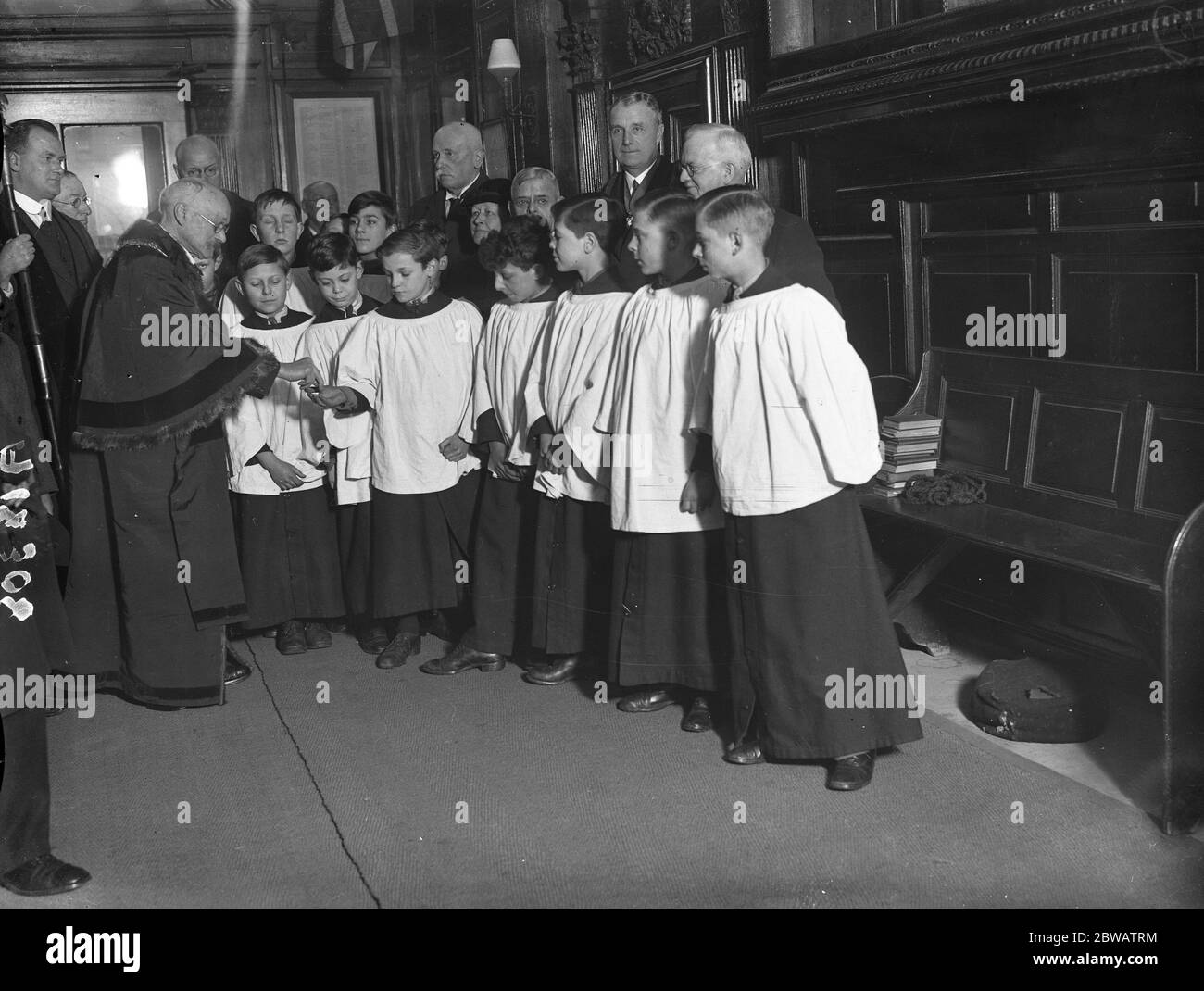 Un Miércoles de Ceniza , costumbre de la ciudad de Londres , la distribución de nuevos chelines a los niños en la iglesia de San Pedro sobre Cornhill , Londres . 26 de febrero de 1936 Foto de stock