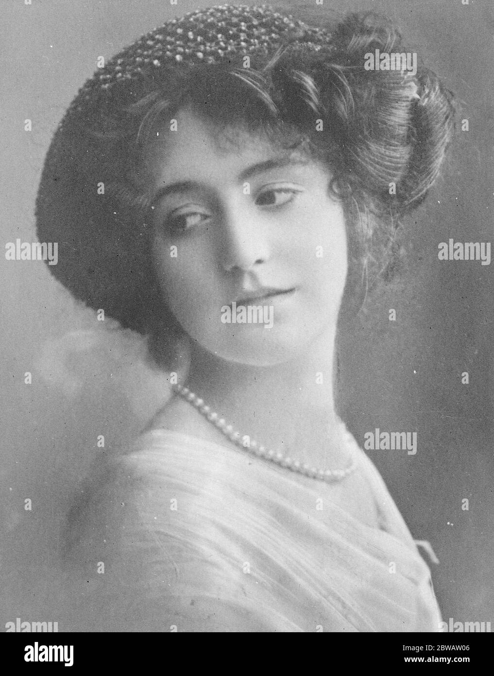 La dama de honor profesional gana £ 800 al año. Signorina Mandrassi . 24 de agosto de 1922 Foto de stock